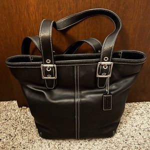 Vintage Coach Purse. Black. Zip closer. Zip pocket inside.